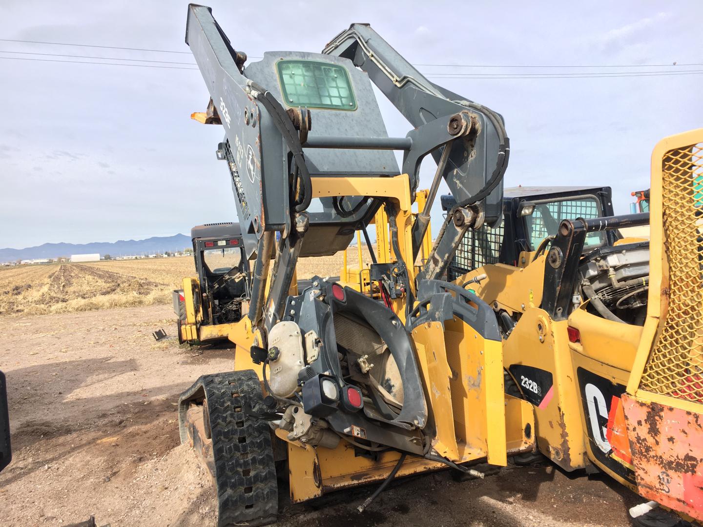 ./imagenes/INVOICE/2019/14662/MINICARGADOR JOHN DEERE 323E (2).JPG